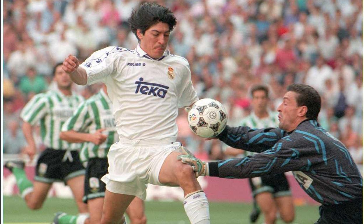 Iván Zamorano, durante un partido con el Real Madrid.