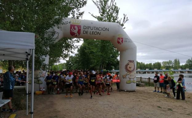 Imagen principal - Kevin Viñuela se lleva la VI carrera popular &#039;Ayuntamiento de Santa Marina del Rey&#039;