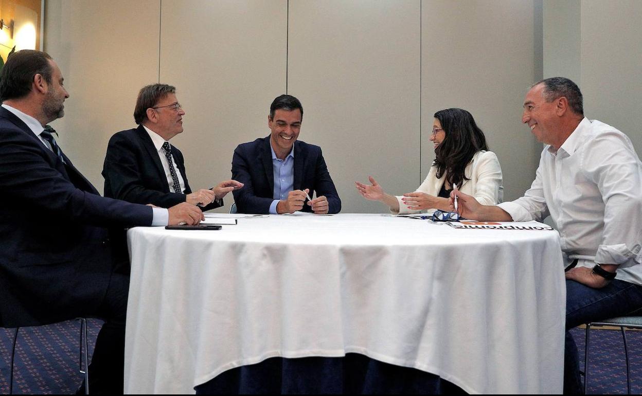 Pedro Sánchez, durante su reunión del pasado día 5 con Mónica Oltra y Joan Baldoví, de Compromís. 