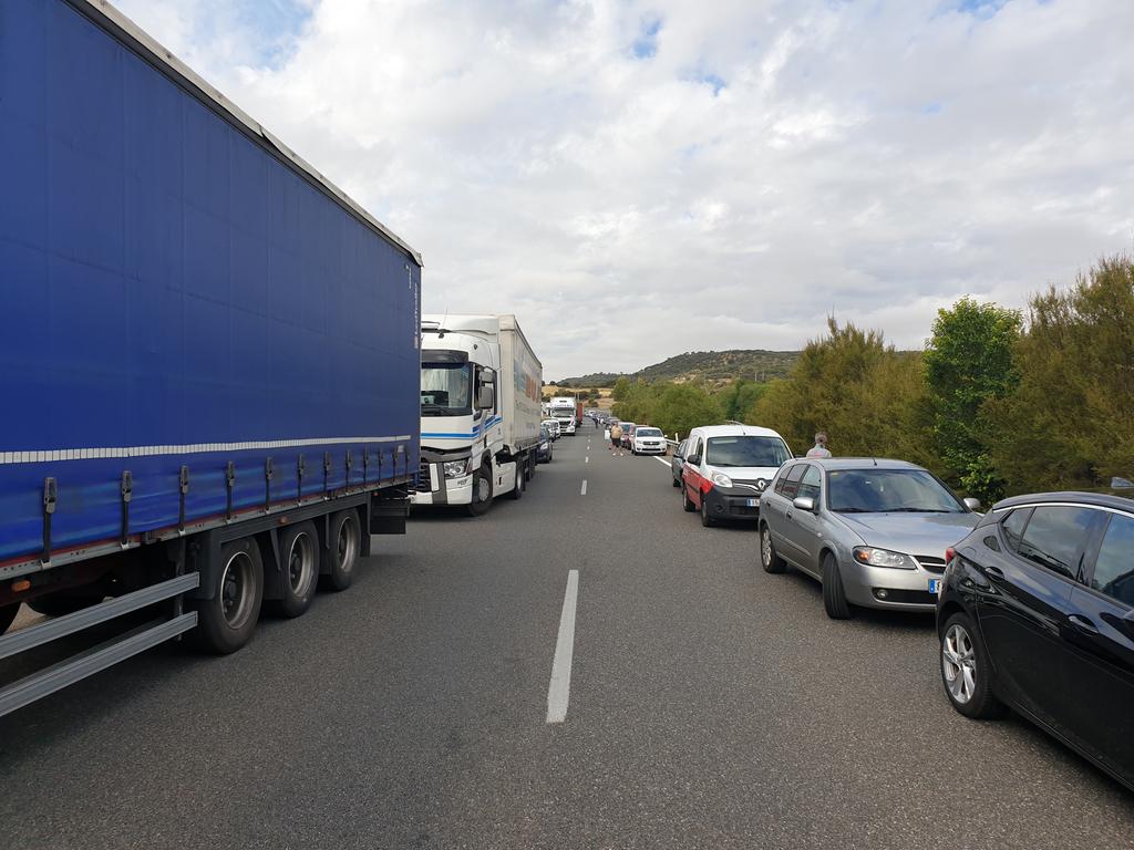 Atasco en la A-62 por el corte de la autovía debido al accidente. 