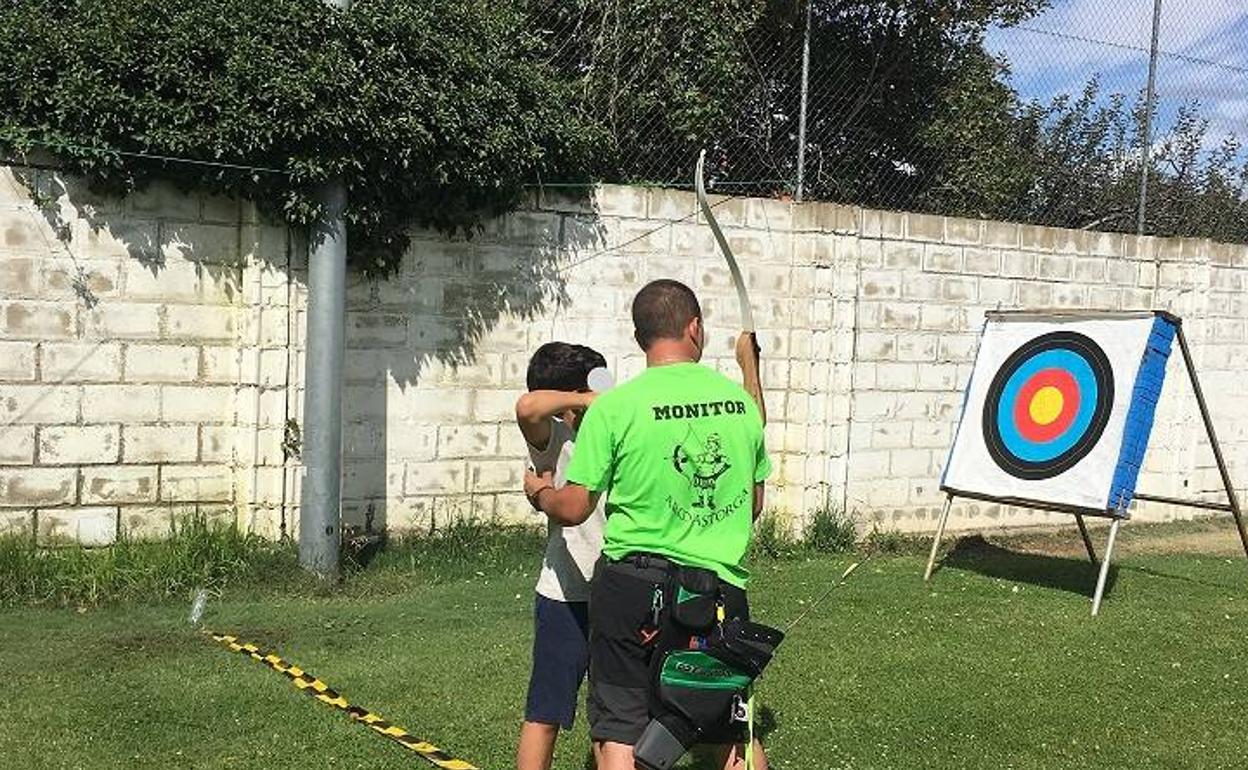 Imagen de un monitor con uno de los participantes más pequeños. 