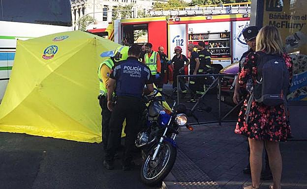 Galería. El Samur, durante su intervención en el accidente.