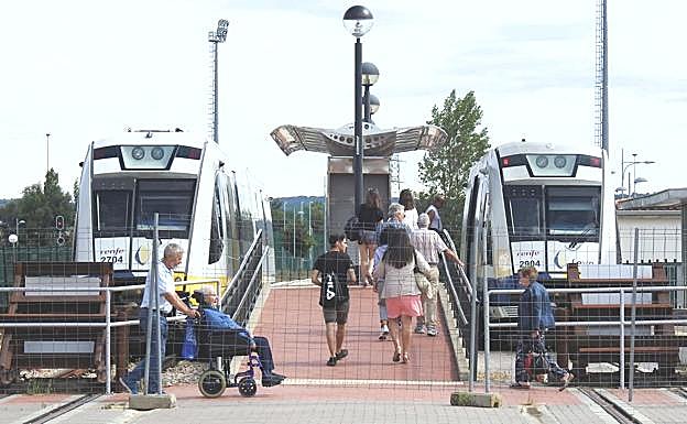 Galería. Trenes de Feve recibiendo pasajeros este domingo.