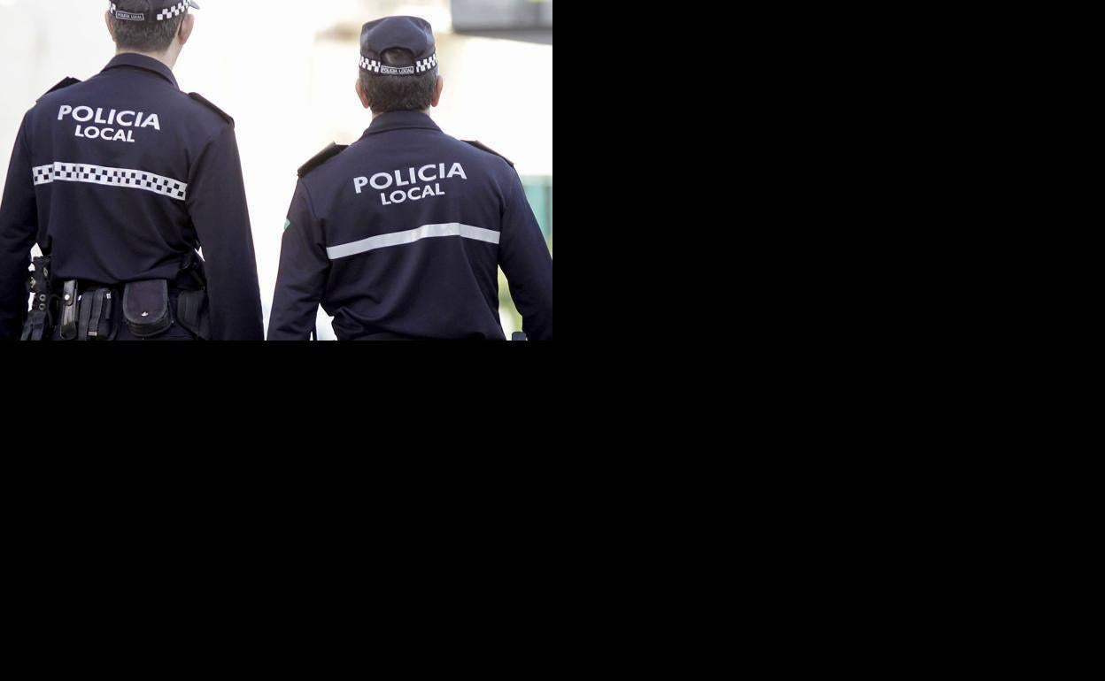 Imagen de archivo de dos policias locales. 