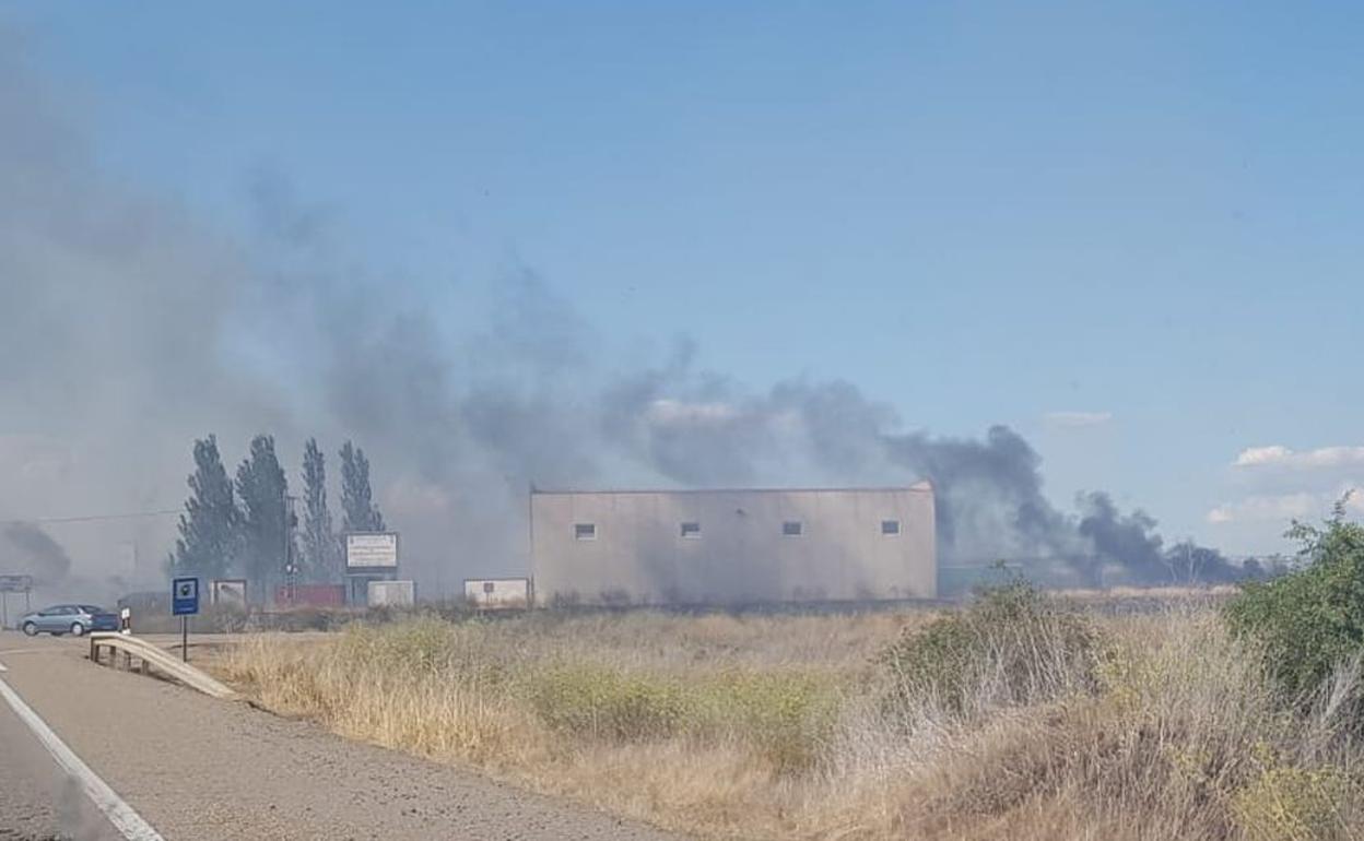 Imagen del incendio desde la carretera.