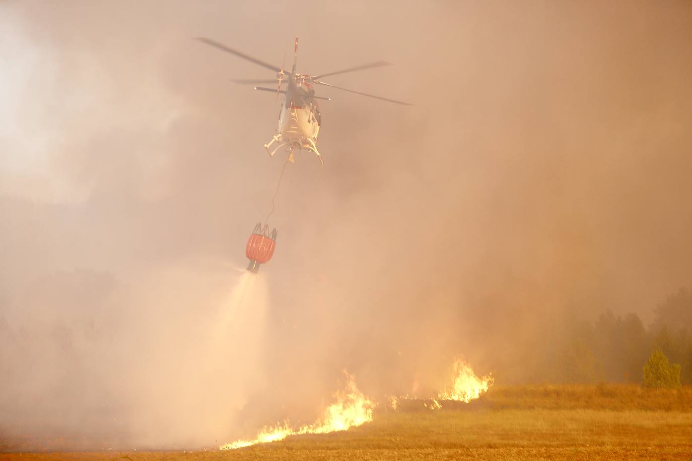 Uno de los helicópteros que interviene en la zona.