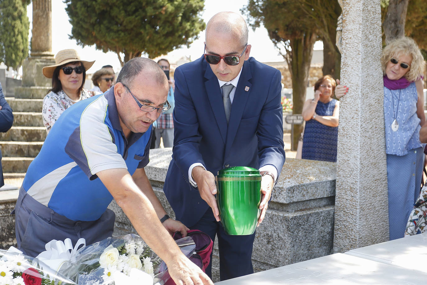 Fotos: ENTIERRO DE LAS CENIZAS DEL POETA LEONÉS LEOPOLDO MARÍA PANERO