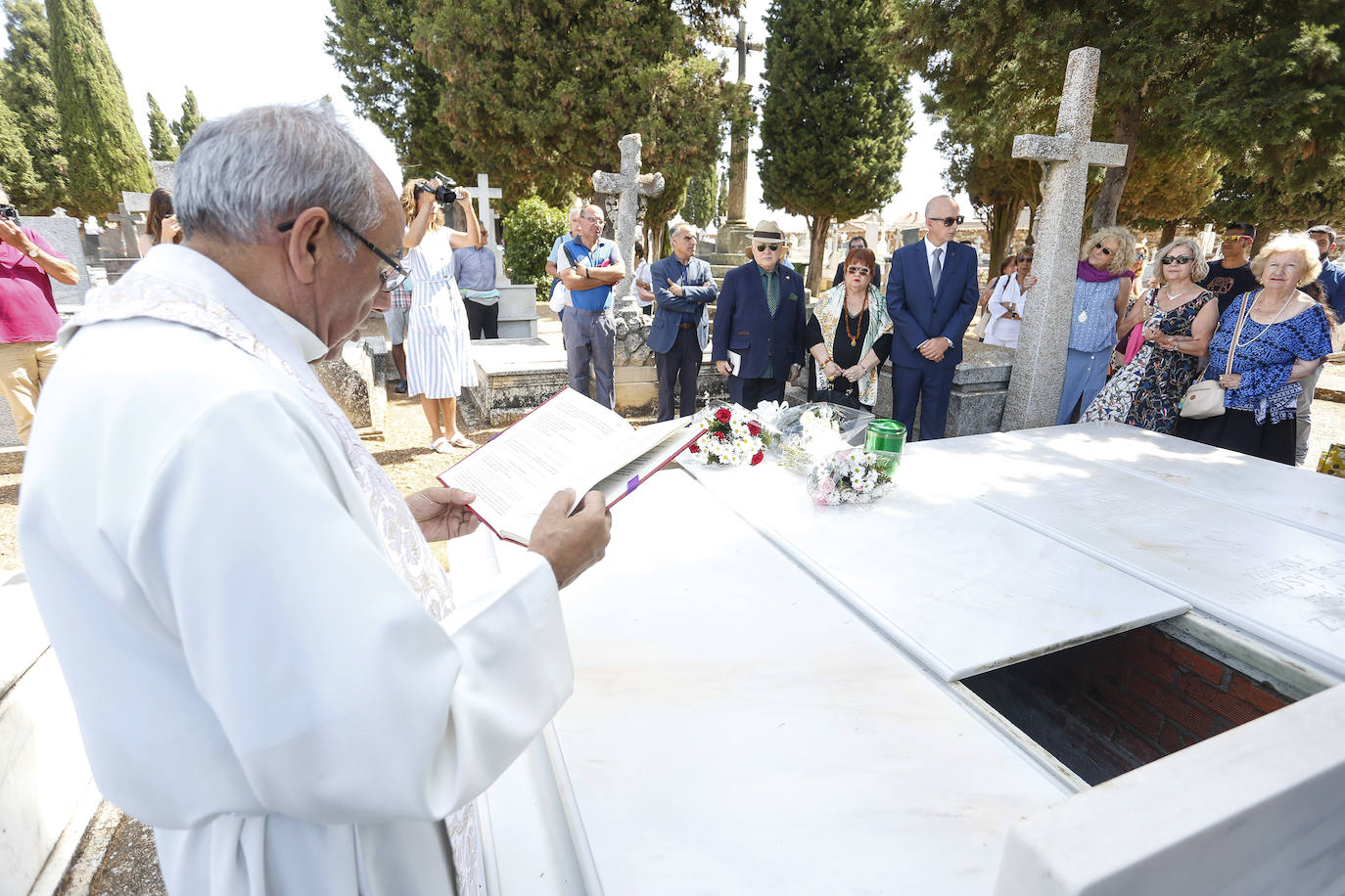 Fotos: ENTIERRO DE LAS CENIZAS DEL POETA LEONÉS LEOPOLDO MARÍA PANERO