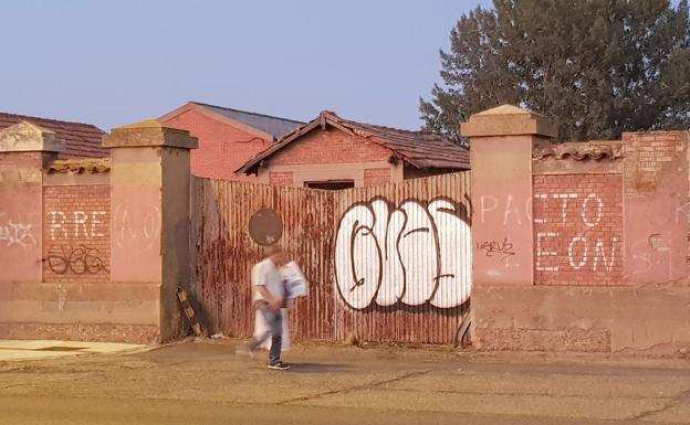 Dos vecinos pasean por una de las entradas a la zona de 'León oeste'.