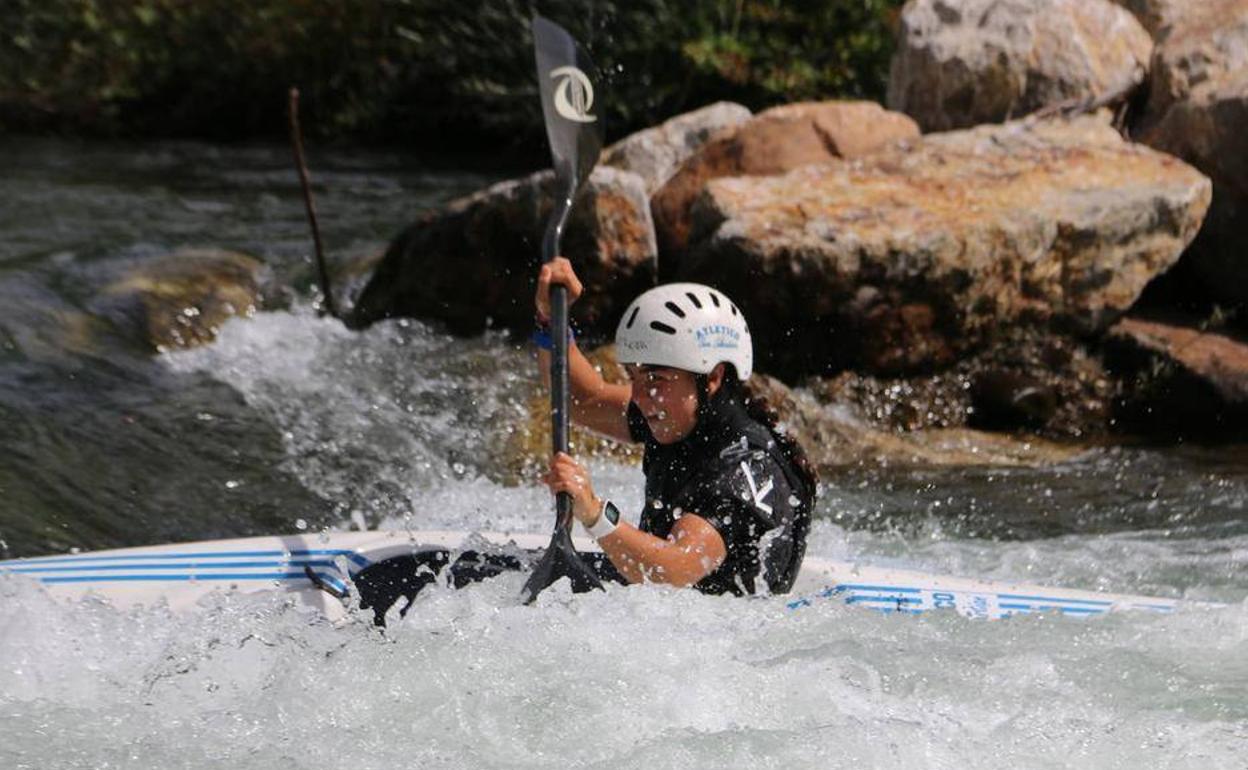 Una palista realiza los slalom en Sabero. 