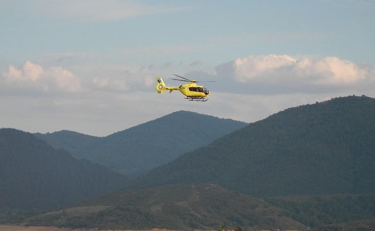 El helicóptero medicalizado de Sacyl sobrevolando Riaño.