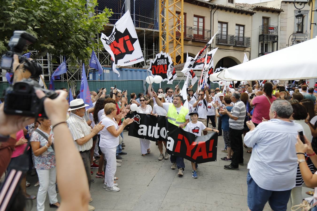 Fotos: Más de dos mil personas solicitan en Aranda la Autovía del Duero (2/2)