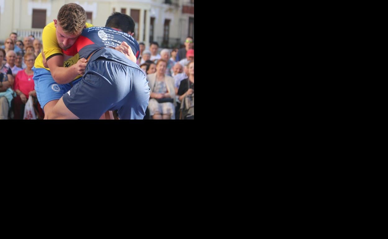 La lluvia suspende el corro de lucha de La Mata de Curueño y se traslada al 21 de septiembre