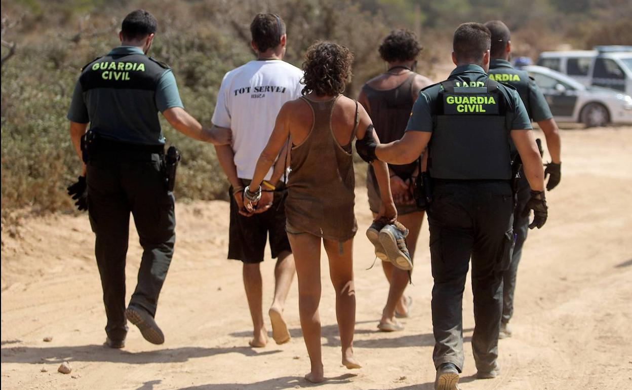 Efectivos de la Guardia Civil durante el traslado de varios detenidos.