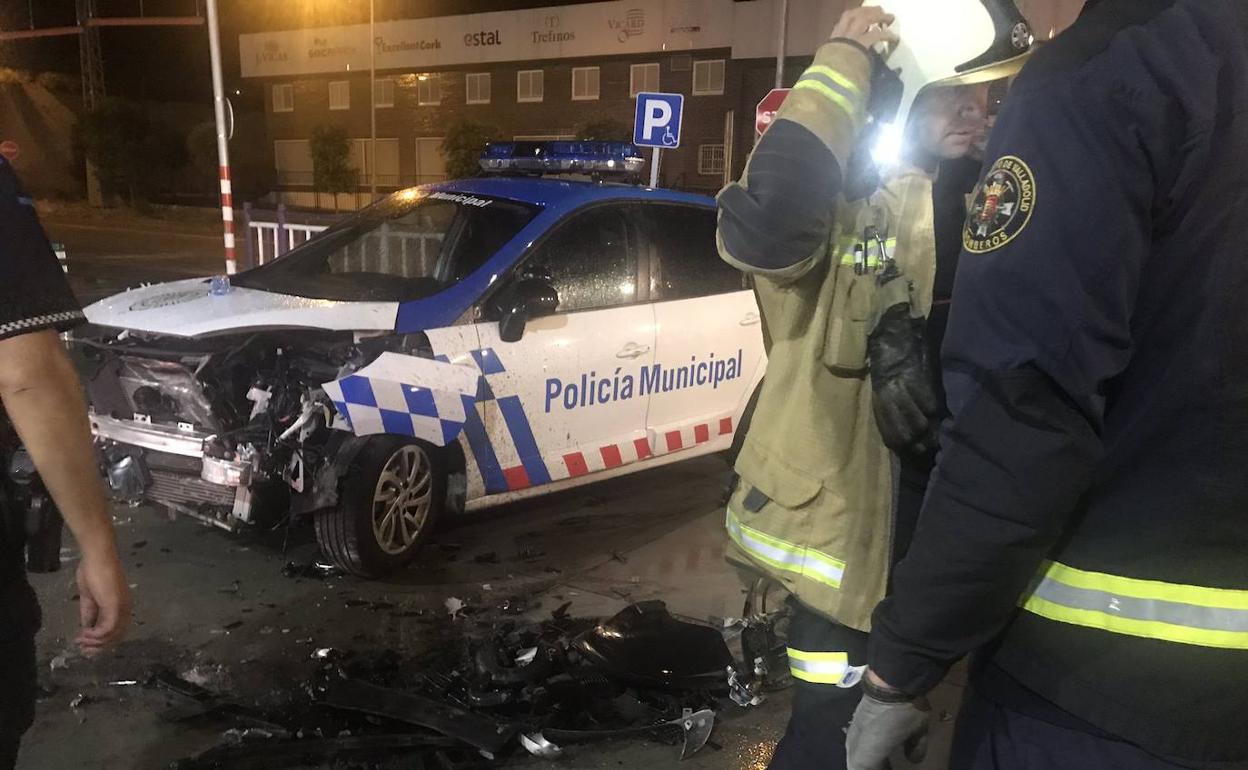 El coche patrulla, tras la colisión. 