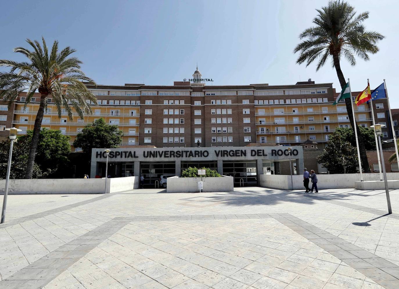 Fachada del hospital Virgen del Rocío, en Sevilla.