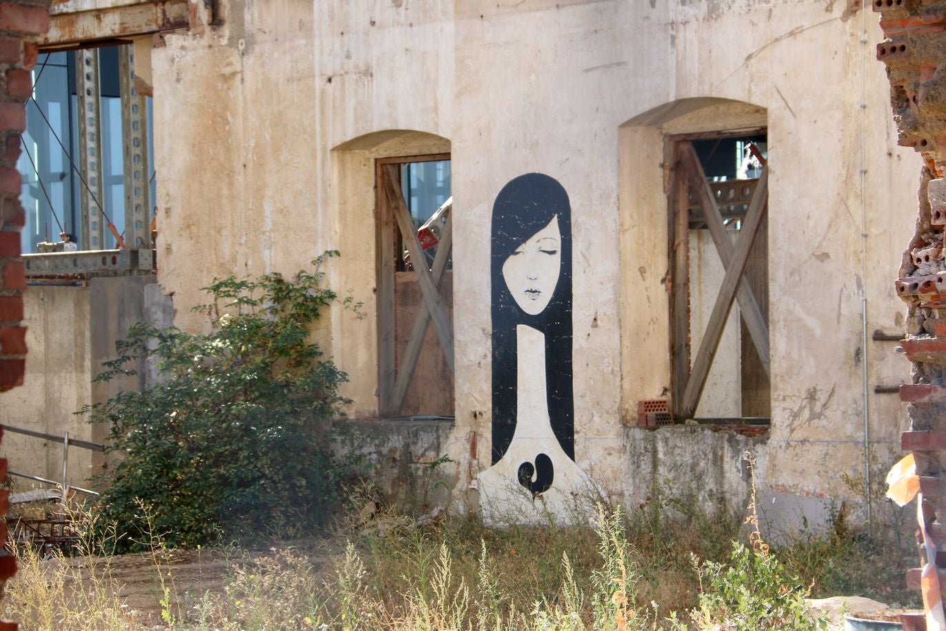Afrodita sobre una pared del esqueleto del Palacio de Congresos de León.