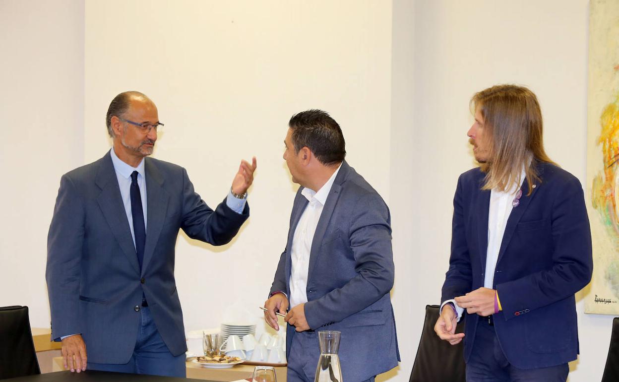 El presidente de las Cortes, Luis Fuentes, conversa con los procuradores del Grupo Mixto, Luis Mariano Santos y Pablo Fernández durante la reunión de la Junta de Portavoces.