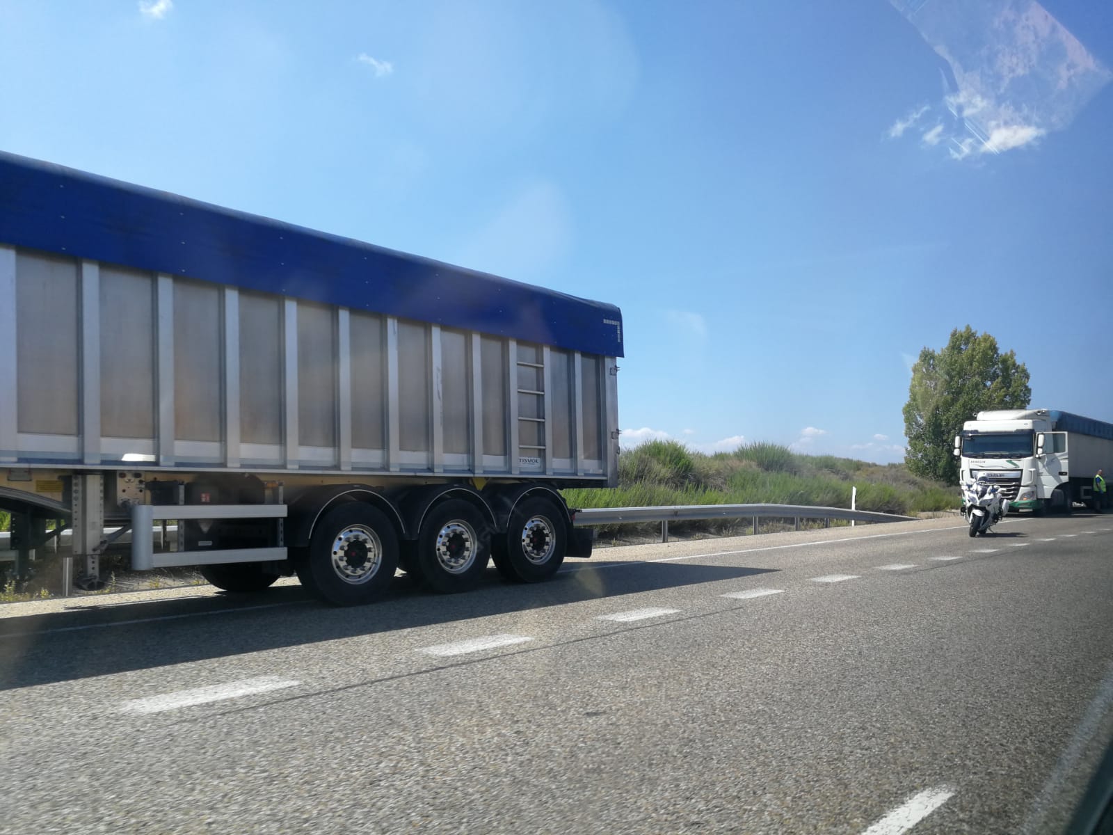 Imagen de la carga volcada en la calzada. 