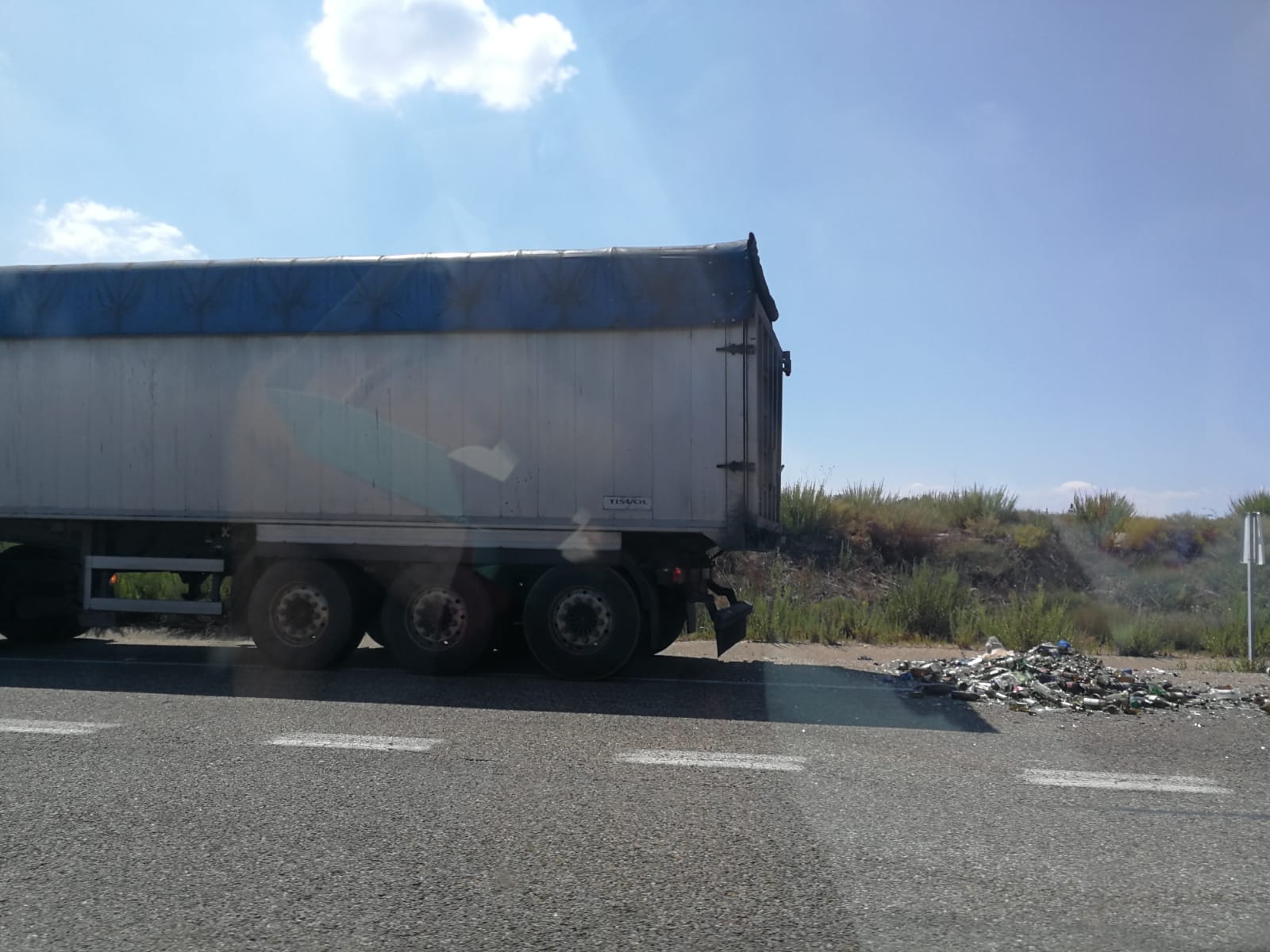 Imagen de la carga volcada en la calzada. 