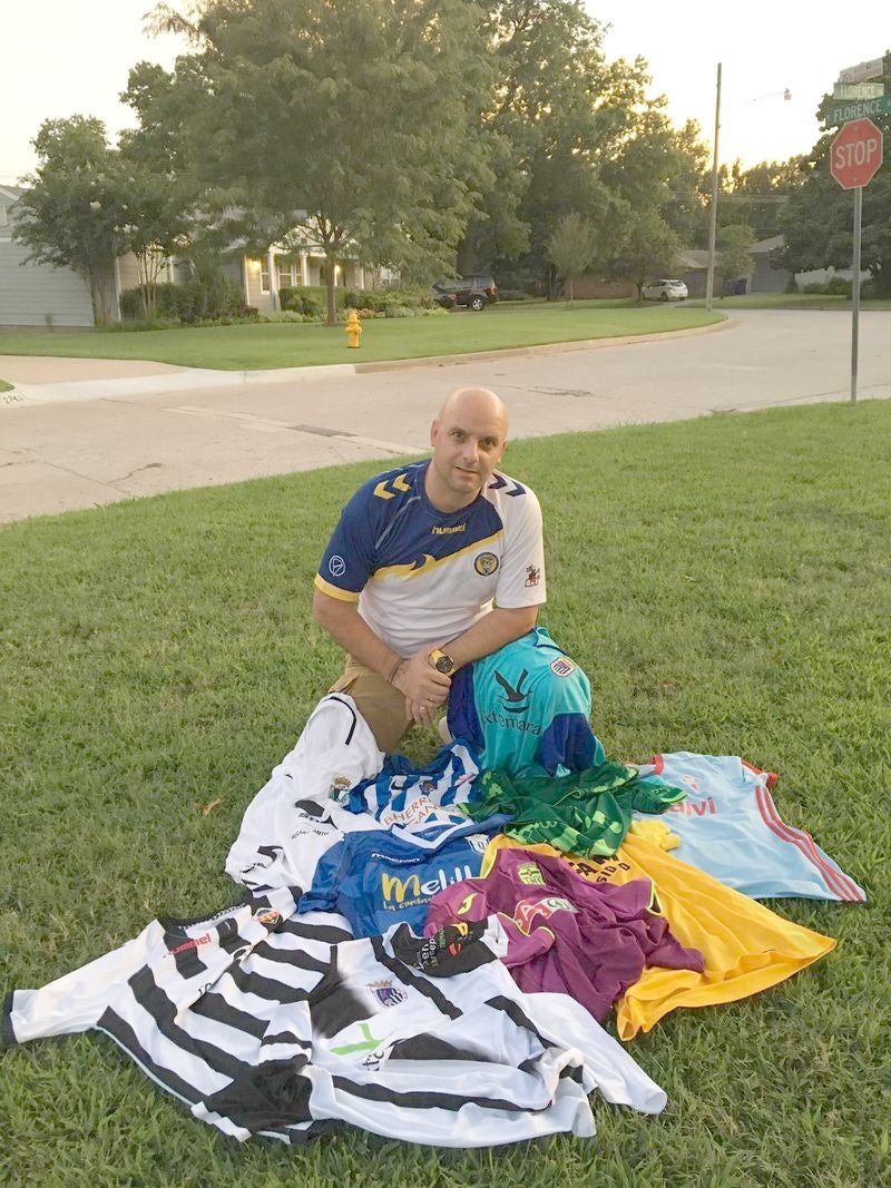 Ángel García, junto a las camisetas que le envían los equipos a Tulsa, en Estados Unidos. 