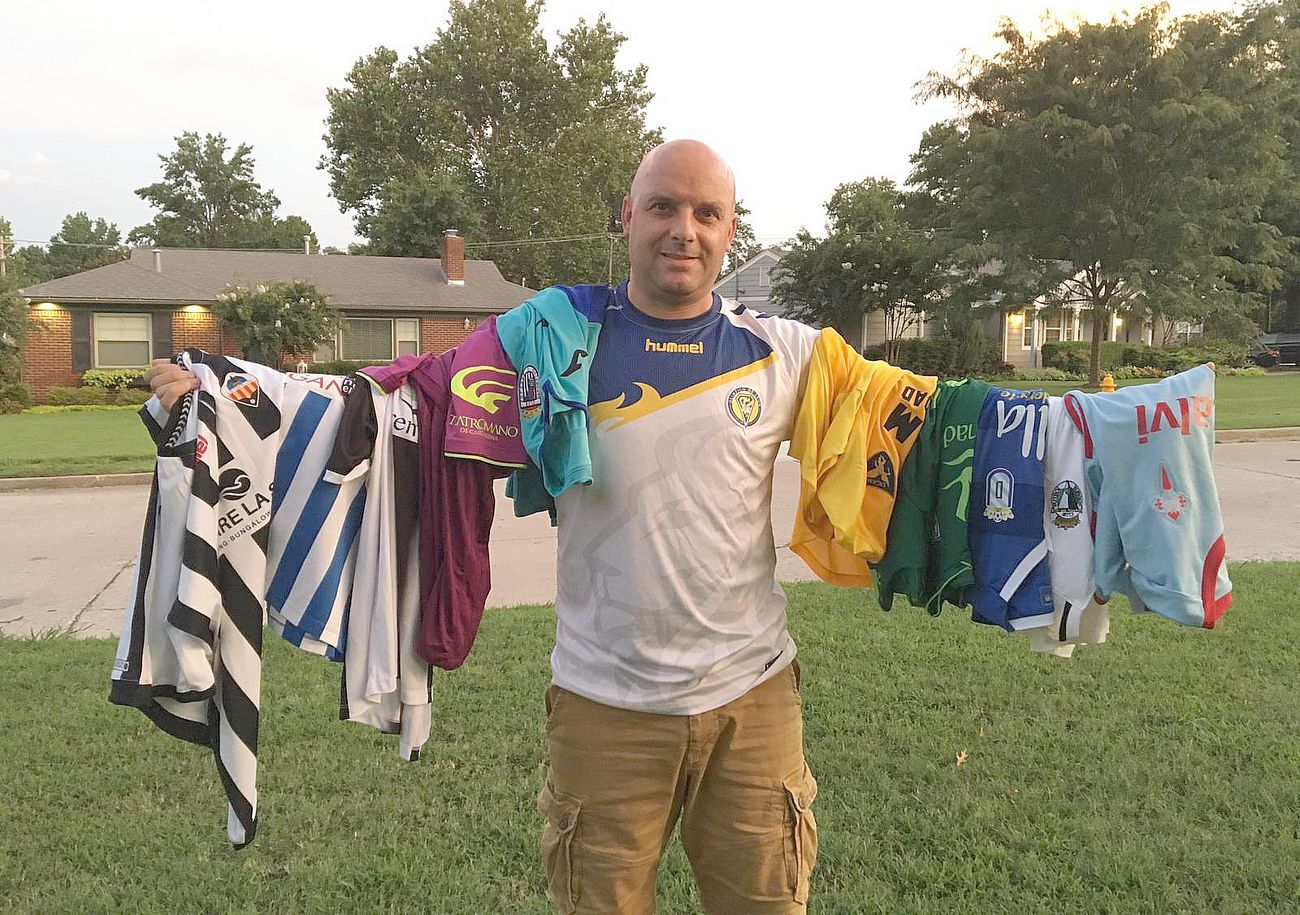 Ángel García, junto a las camisetas que le envían los equipos a Tulsa, en Estados Unidos. 