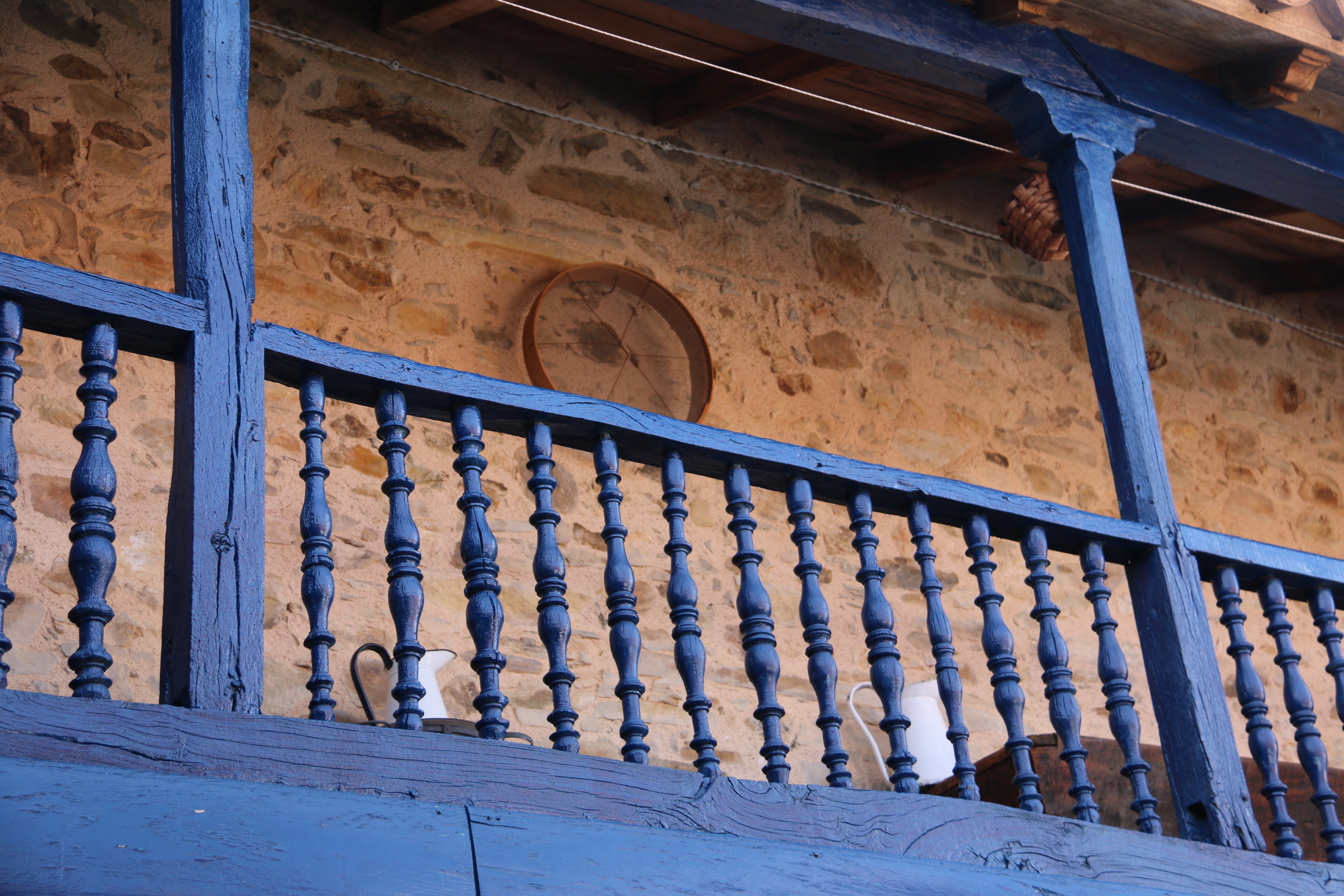 El paso del tiempo no ha mellado en un solo detalle los patios empedrados de esta localidad que este viernes ha abierto sus puertas en una nueva edición de 'Patios con arte'.