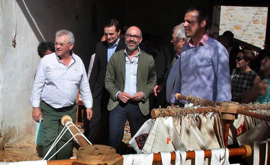 El alcalde de Santa Colomba de Somoza junto al consejero de Turismo.