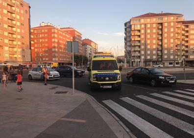 Imagen secundaria 1 - Una persona herida tras una salida de vía con su moto de reparto en la Avenida de Reyes Leoneses en León capital