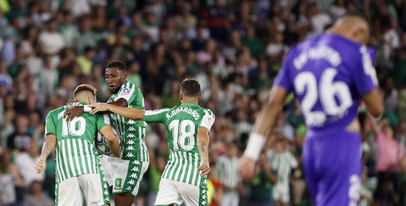 Los jugadores del Betis celebran el gol del empate ante el Leganés.