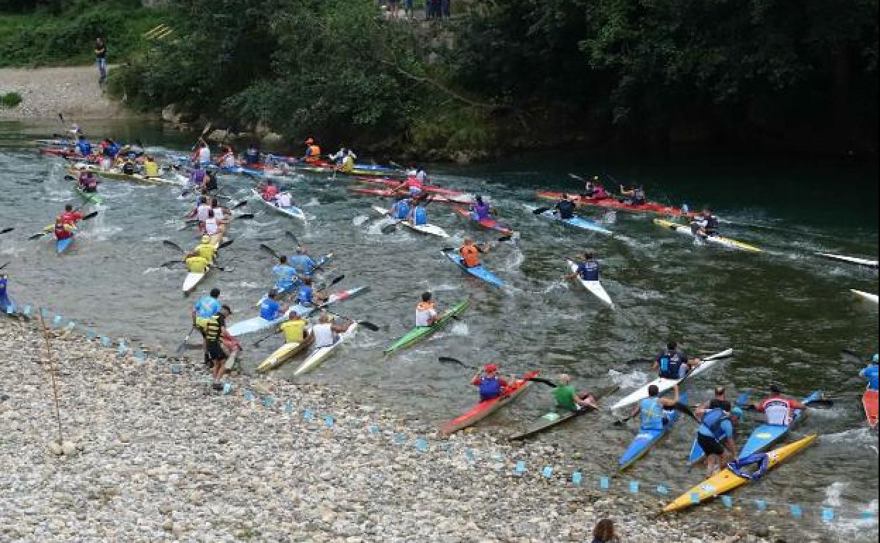 Los participantes toman la salida en el coto de El Tilo, entre Panes y Siejo.