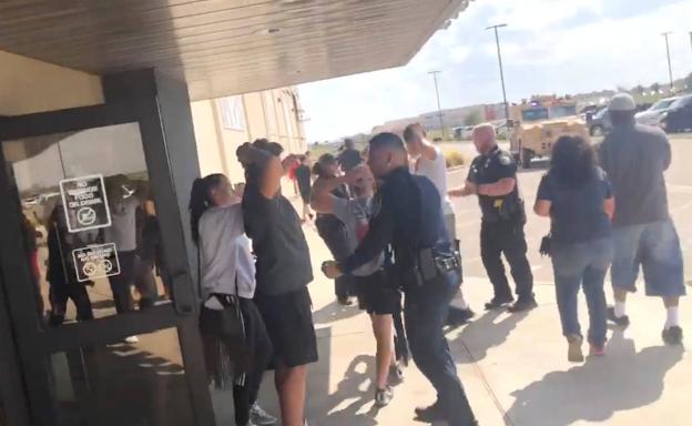 Un grupo de personas es evacuado tras el tiroteo en los cines Cinergy Odessa, en Texas.