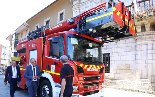 Ramón, Cartón y Valcarce revisan el nuevo camión escala de los Bomberos.