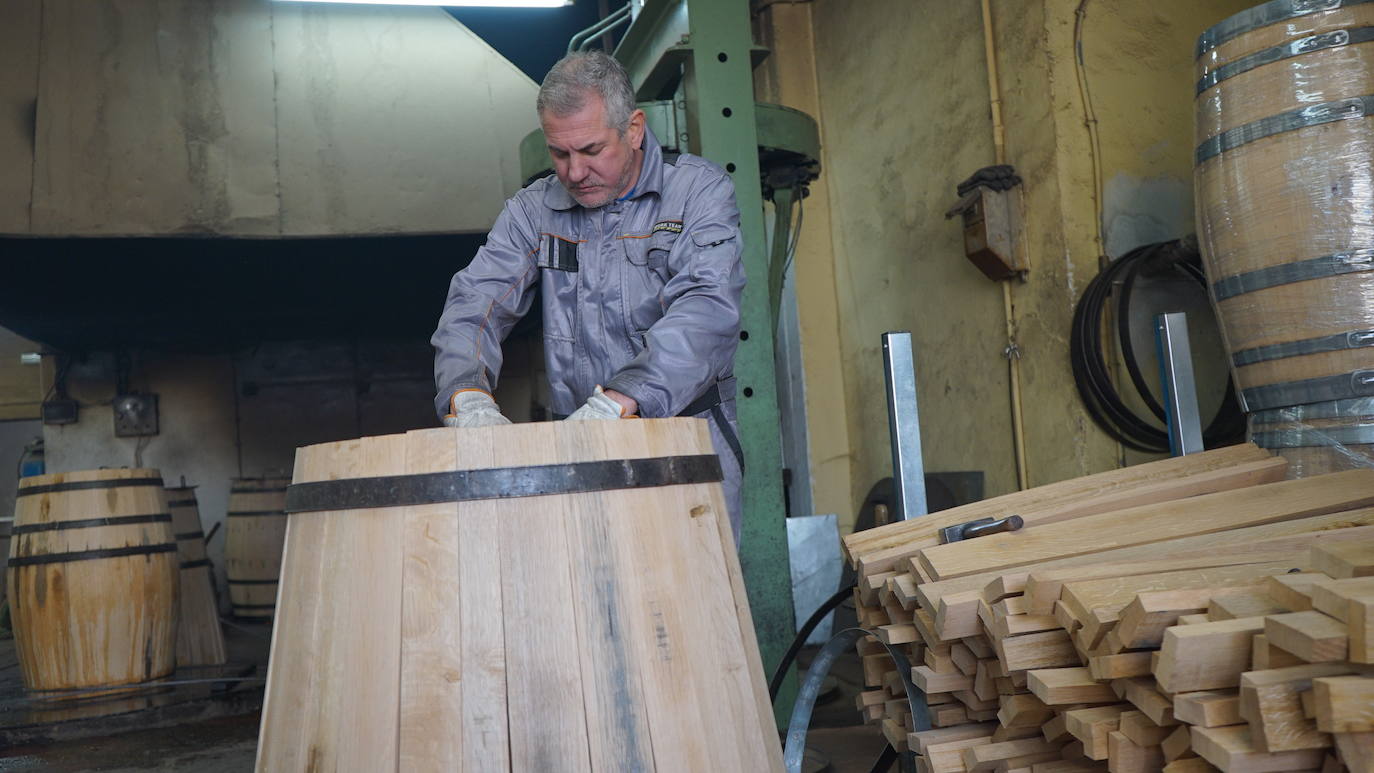 Imagen. Juan Antonio Burgos, uno de los gerentes de Tonelería Burgos, en el taller ubicado en Nava del Rey.. 