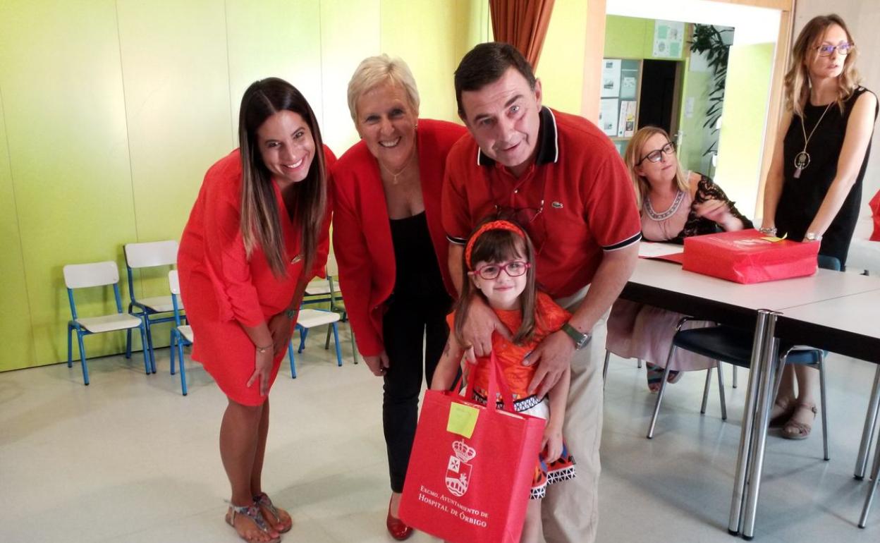 Nuria Rubio, Montserrat Álvarez y Enrique Busto con una alumna del colegio.