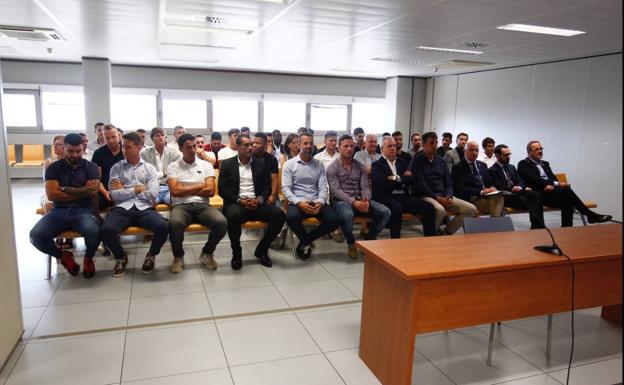 Los implicados en el presunto amaño del Levante-Zaragoza durante el juicio en la Ciudad de la Justicia. 