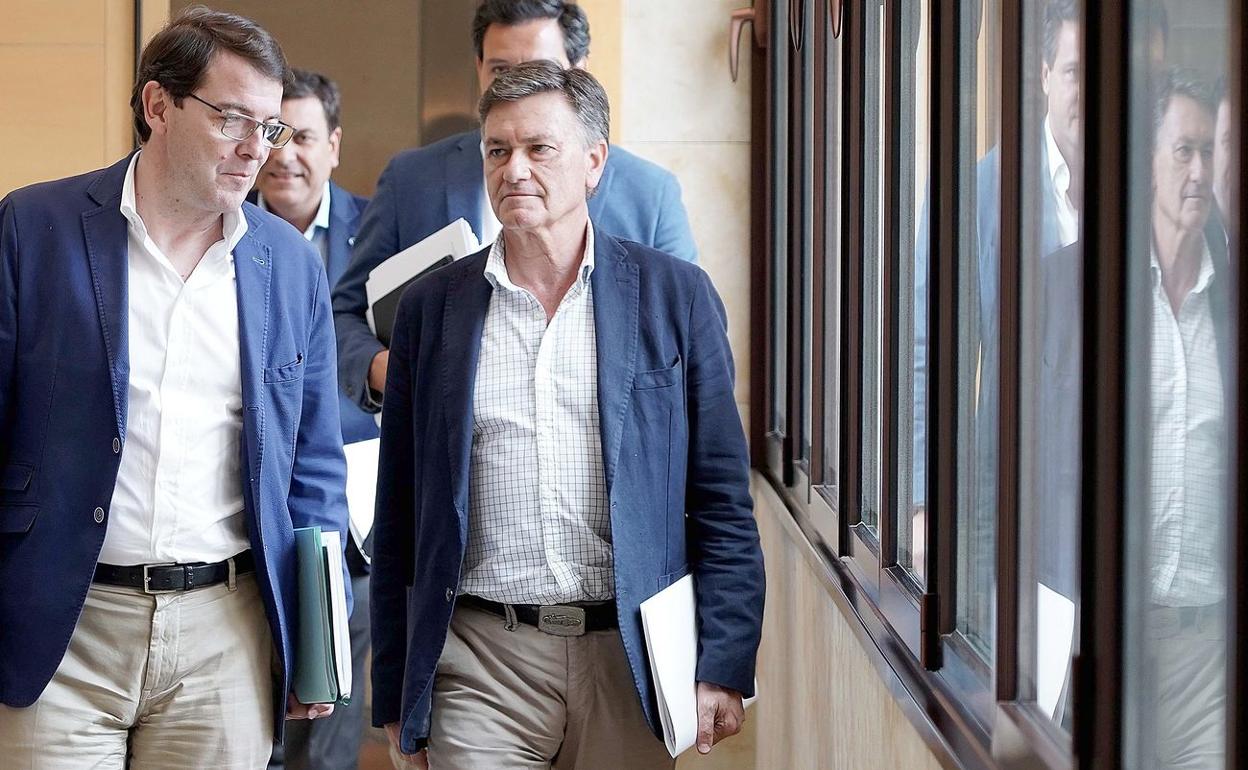 Francisco Vázquez, junto a Fernández Mañueco, en la antesala de una rueda de prensa.