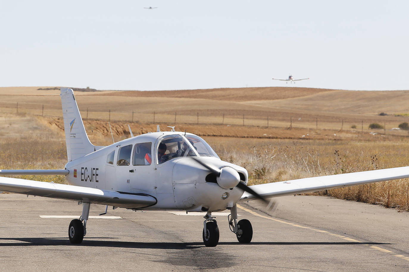 Los 30 aviones que componen el XVI Raid Ibérico hacen parada en el aeródromo de Pajares de los Oteros en la penúltima etapa de su recorrido