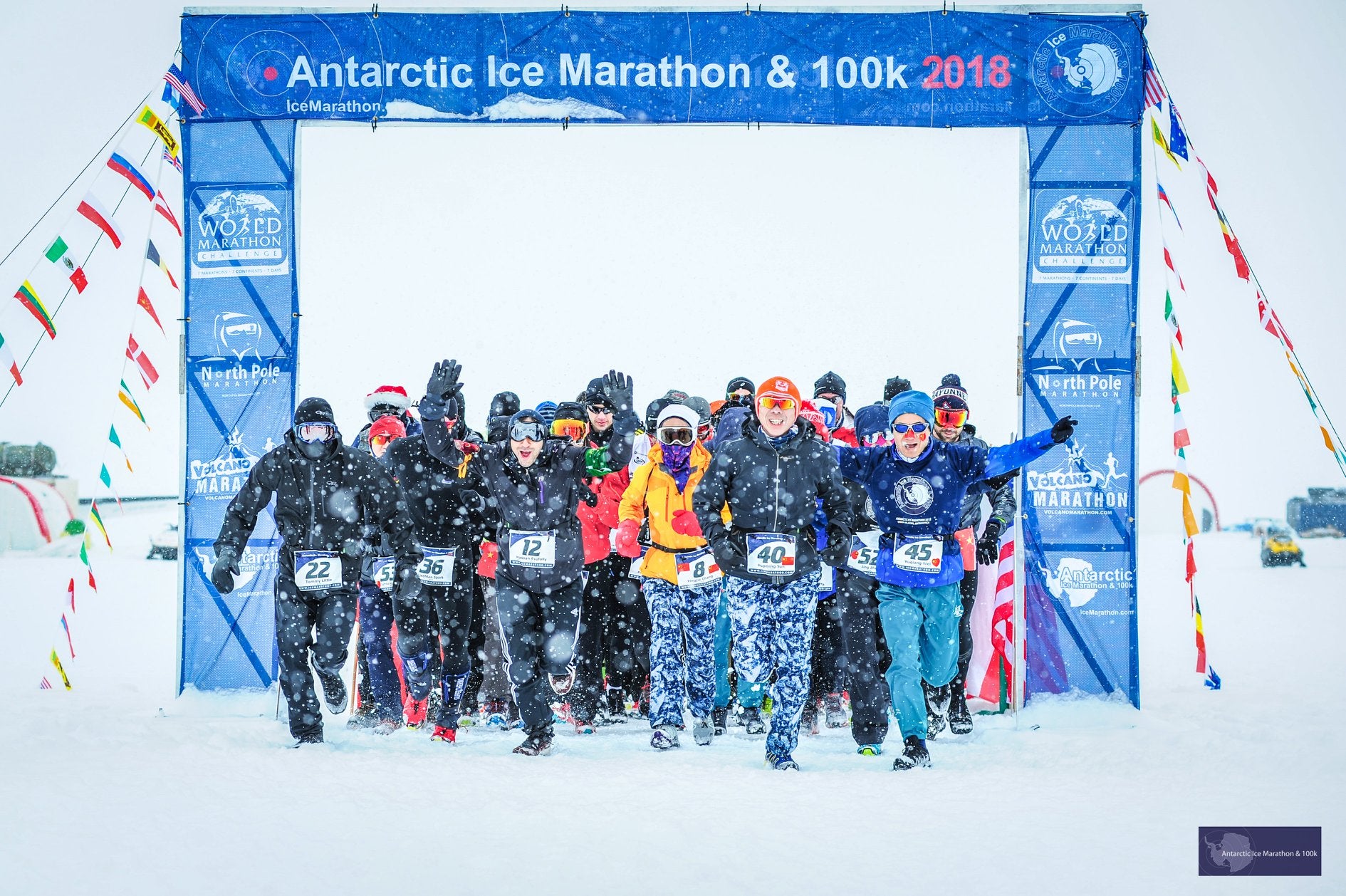 La maratón de la Antártida. Con meta en el punto más al sur del planeta, son 42 kilómetros a 20 grados bajo cero. Un reto al alcance de pocos. Pero también por su precio. La inscripción oscila entre los 15.000 euros. En 2018 la corrieron 55 valientes. Es tan dura que solo pueden participar los que tengan un seguro de vida y de rescate, sino no pueden participar. Eso si, las imágenes que se ofrecen a los corredores son incomparables. Y además pisan un recorrido que pocos han atravesado. 