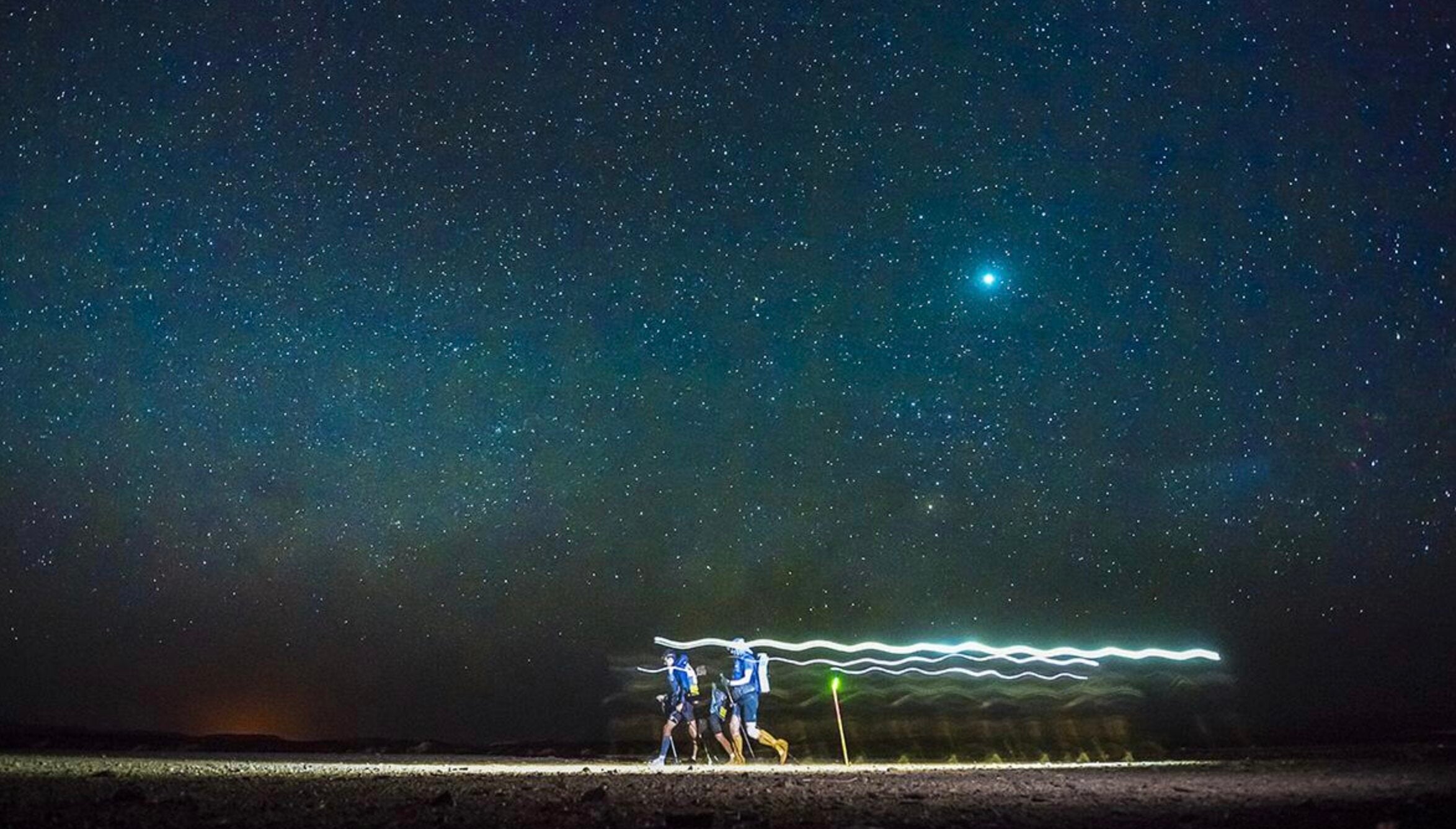 Marathon des Sables. Aquí se corre en pleno desierto. Son 250 km. por el Sahara que se completa en seis etapas, de día y de noche. Cada año se suman al desafío unas 800 personas. Entre sus dificultades está la de aguantar tormentas de arena y temperaturas de 40 grados. Aunque también ofrece estampas únicas. Lo más peligrosos son también las serpientes y escorpiones. Es obligatorio llevar un kit antipicaduras y conocer los conocimientos básicos de auxilio.