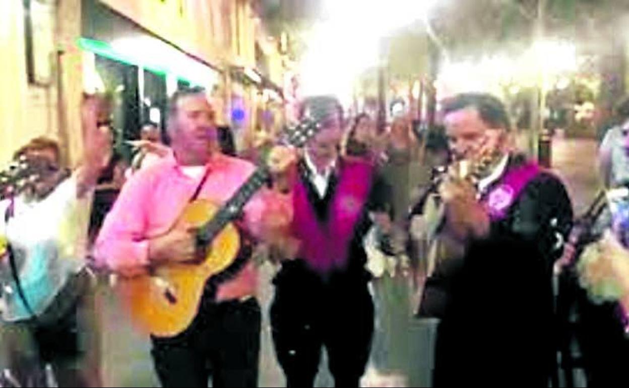 Spacey toca la guitarra con la tuna por las calles de Sevilla.