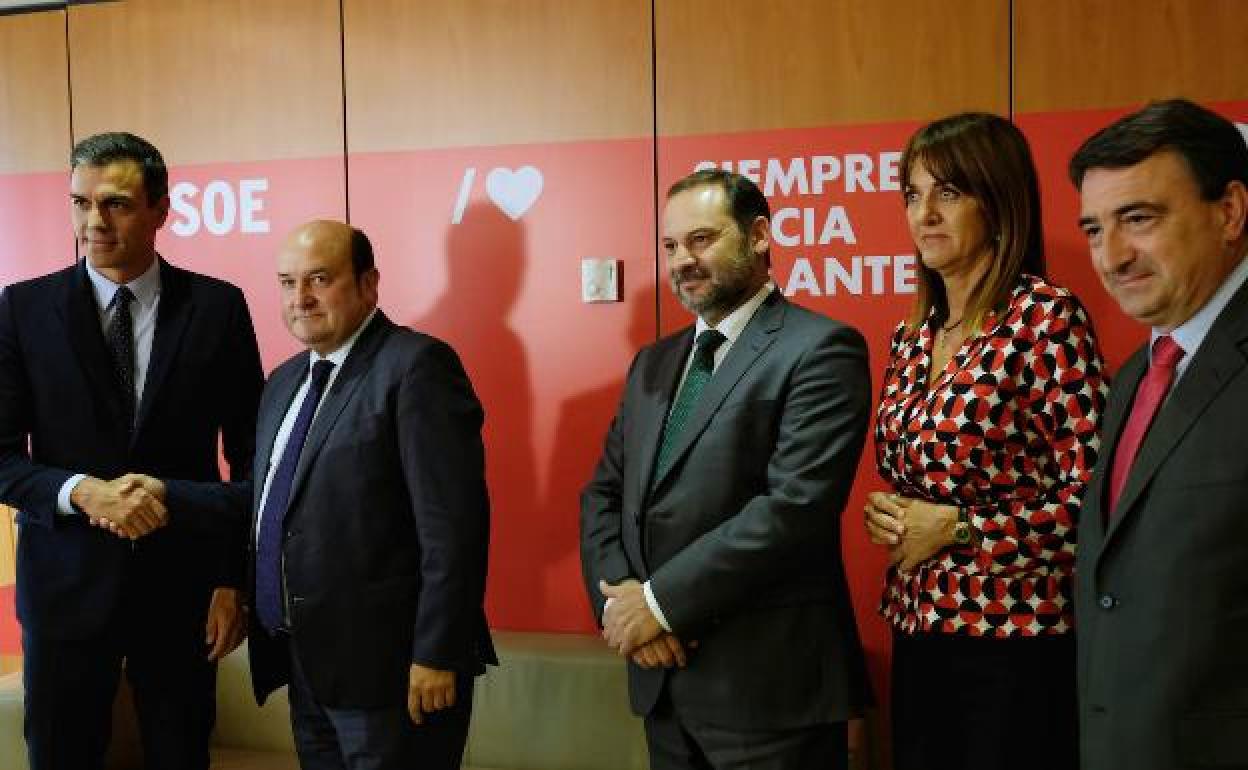 Sánchez, Ortuzar, Abalos, Mendia y Esteban, este miércoles en la sede socialista de Ferraz.