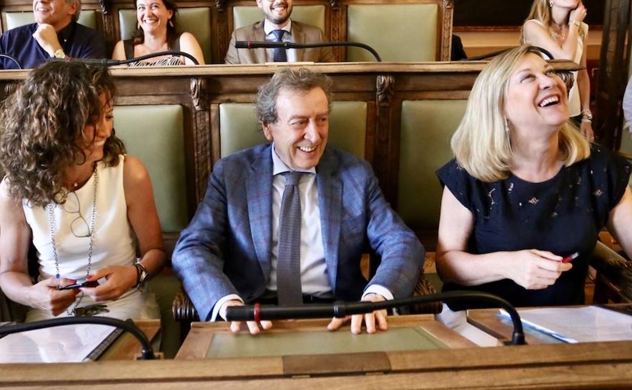 José Antonio de Santiago Juárez, en la bancada del grupo municipal popular.