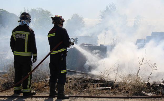 Imagen de Bomberos en el lugar del incendio.