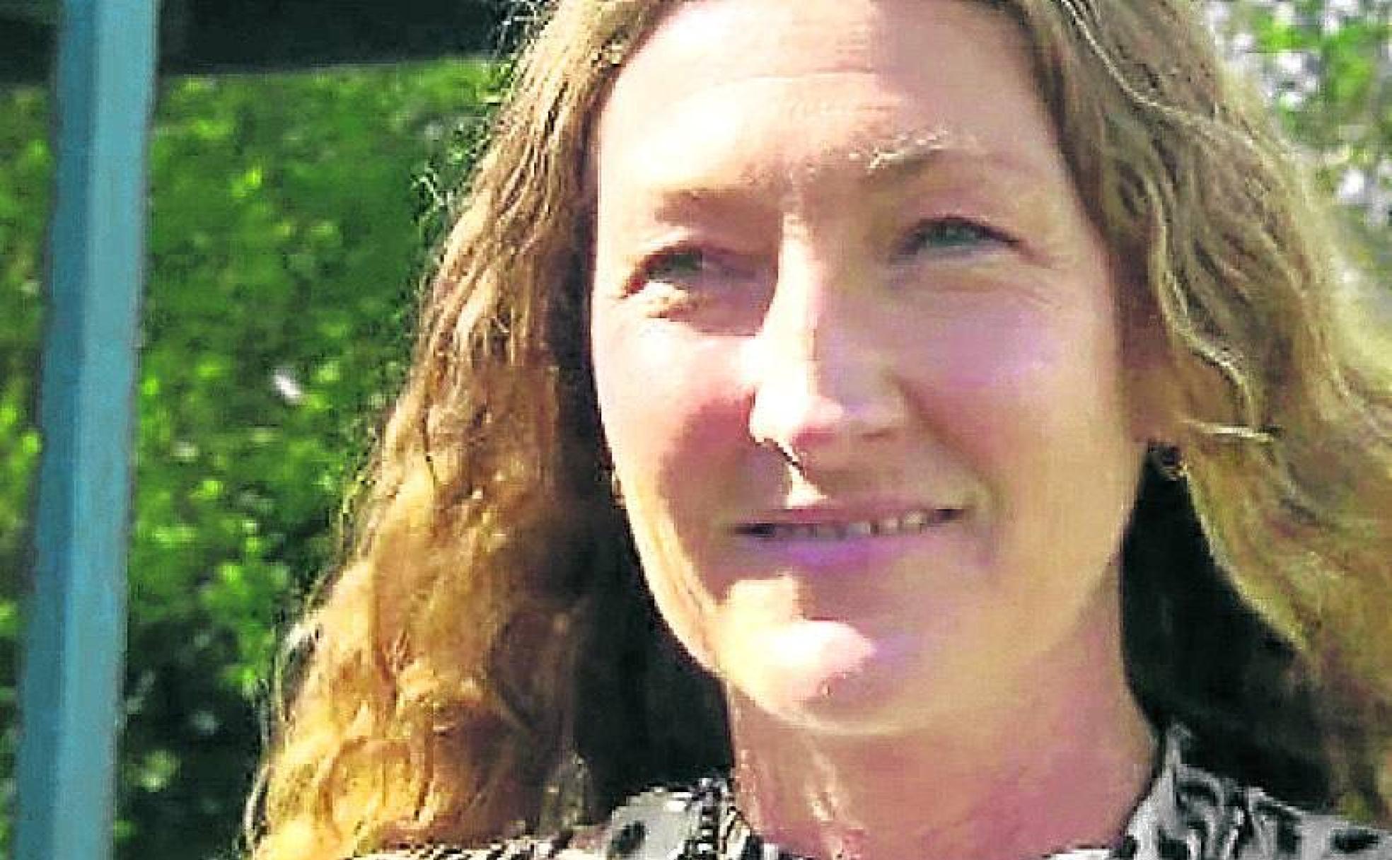 Cilla Carden, en el jardín de su casa.