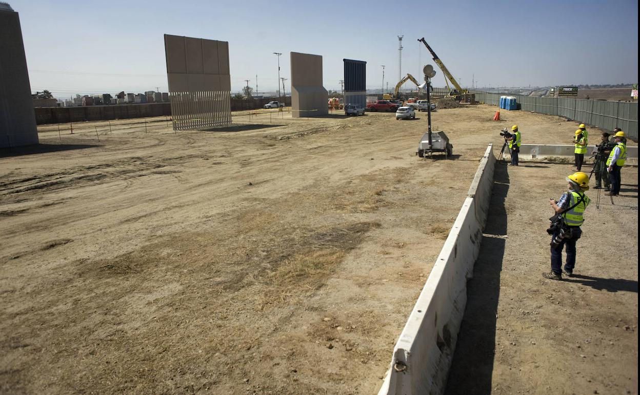 Algunos de los prototipos del muro fronterizo que pretende instalar Trump.