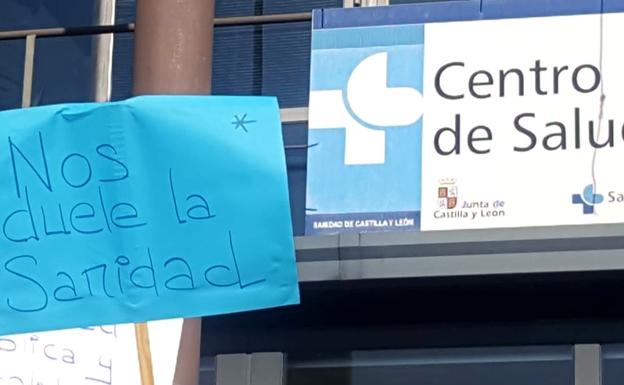 Protesta a las puertas del centro de salud de Armunia. 