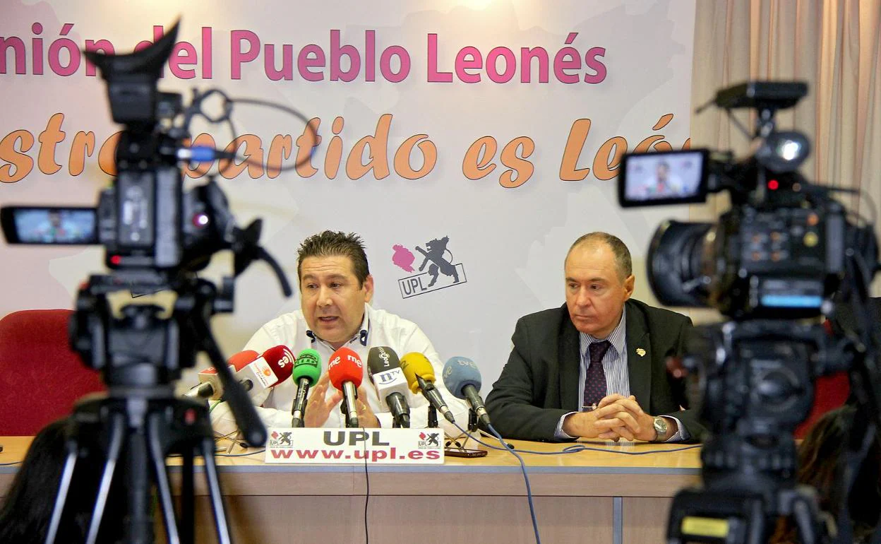 Luis Mariano Santos y Eduardo López Sendino durante una rueda de prensa.