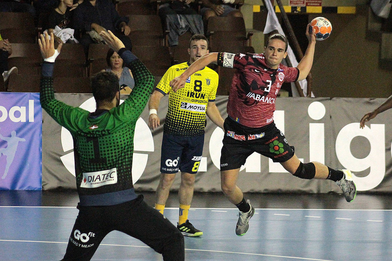 Fotos: Derrota del Abanca Ademar ante Bidasoa Irún