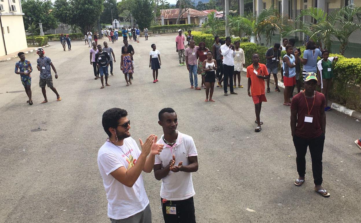 Jóvenes misioneros en una calle de Ebebiyin